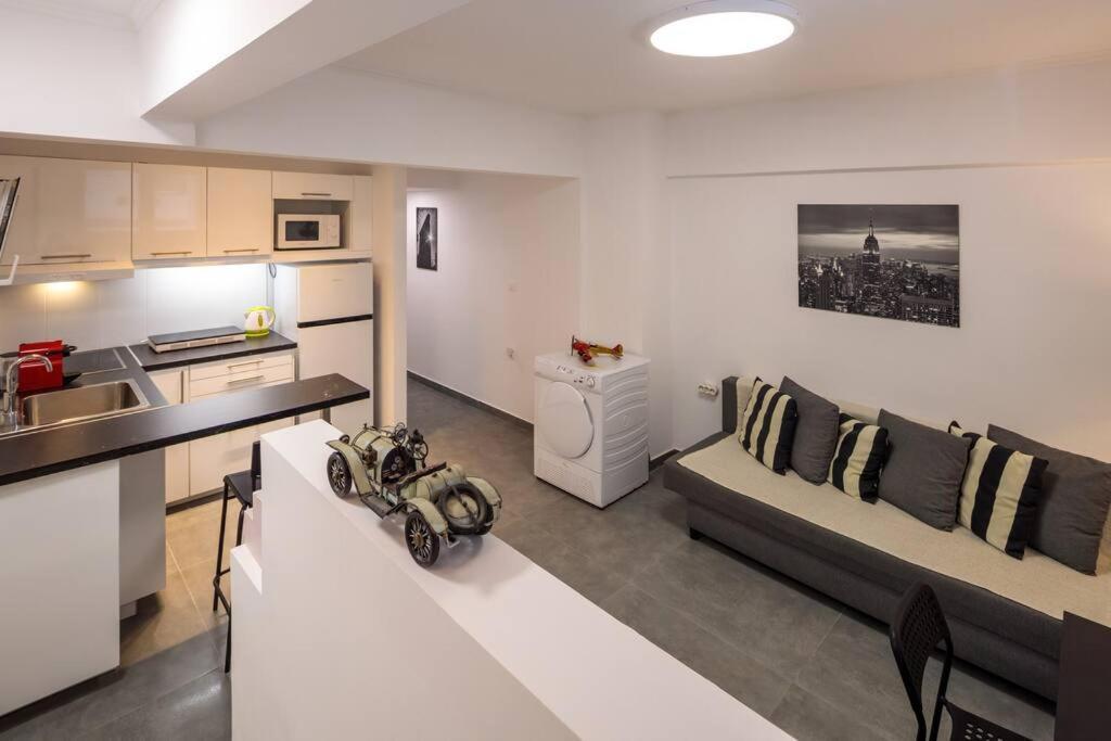 Hilton Area Brand New Comfortable Apartment أثينا المظهر الخارجي الصورة