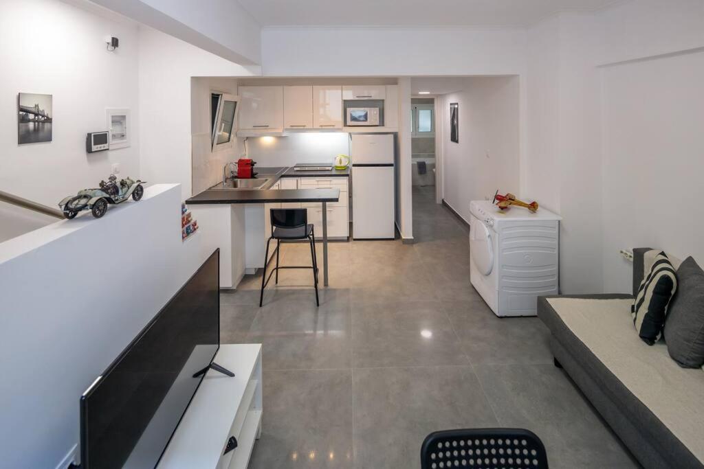 Hilton Area Brand New Comfortable Apartment أثينا المظهر الخارجي الصورة